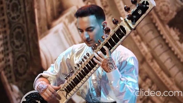 Ситар — играет Ришаб Рикхирам Шарма.