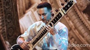 Ситар — играет Ришаб Рикхирам Шарма.