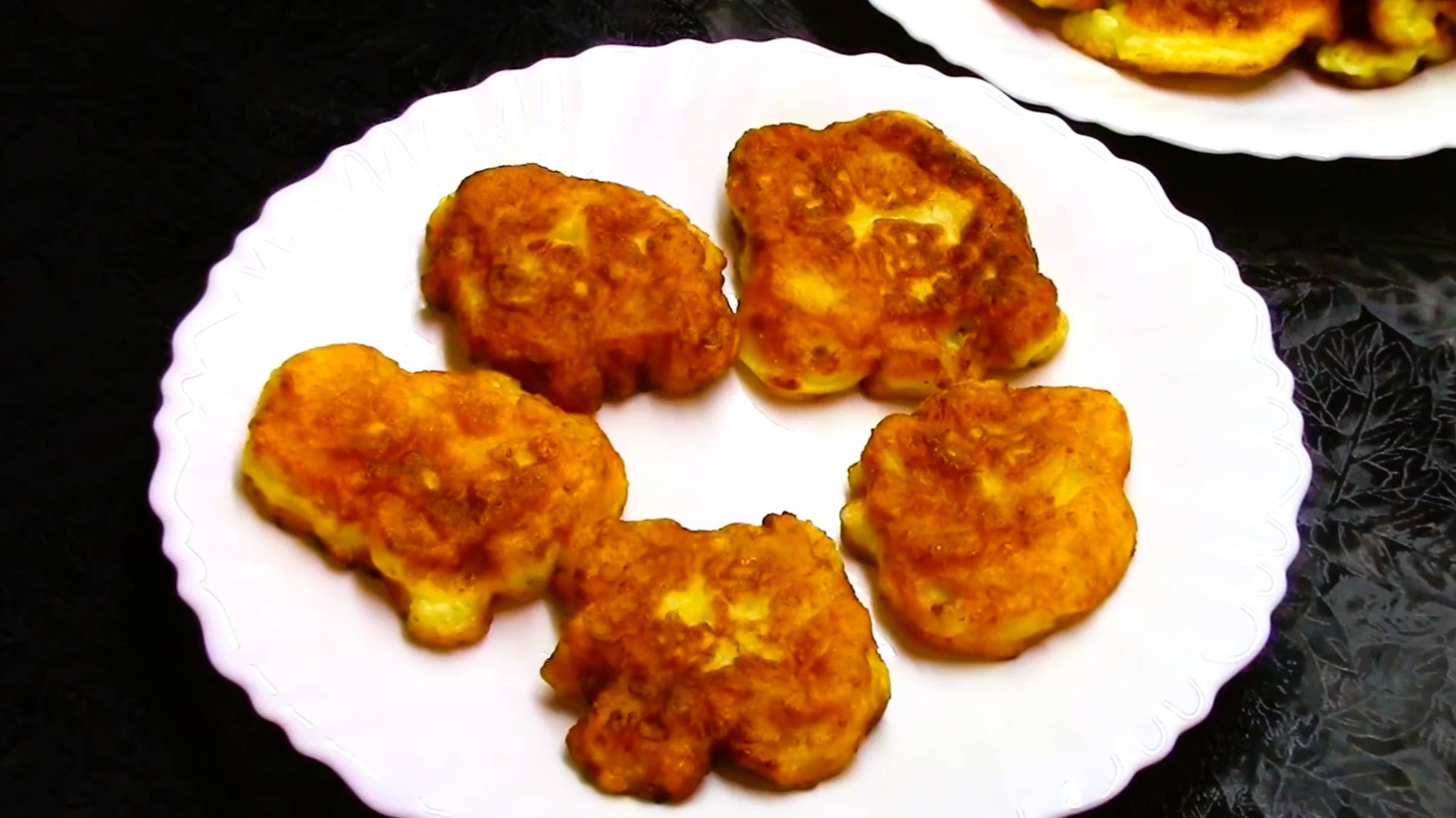 Творожные оладьи с яблоком к завтраку.