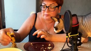 ВОТ ТАКАЯ ДИЛЕМА🤷♀️/ИЛИ ПИРОЖКИ ИЛИ 🤭/ЧТО ПОСОВЕТУЕТЕ⁉️/А СЕГОДНЯ ХЛЕБУШКА из кукуруз /Мукбанг