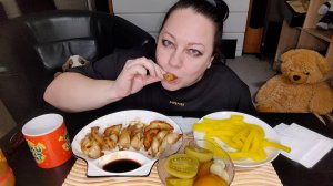 Мукбанг Гёдза с цыпленком, Маринованная редька, Зеленые помидоры.