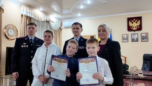 В Югре полицейские наградили школьников за честность и гражданскую сознательность