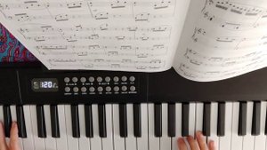 Играю "К Элизе" Бетховена, у нового складного синтезатора оказались тугие клавиши