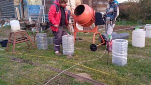 Начали заливать фундамент. Две сваи готовы