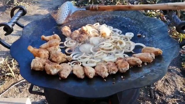 Жарятся крылья и лук в садже