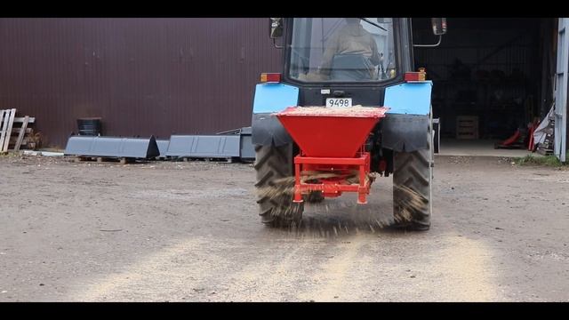 Пескоразбрасыватель навесной 0.25 - 0.5 м3 на тракторах ( МТЗ 320, Т25, МТЗ, Т40, ЮМЗ) смотреть онлайн