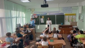 Урок технологии в 1 классе в 4 руки