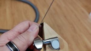 Исправляем на электрогитаре помятый конец головы грифа