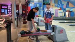 Шаг 4. Первая тренировка по боулингу. Упражнение на правильное отпускание шара