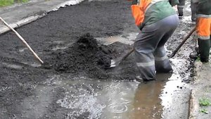 Укладывать асфальт под проливным дождём-это по нашему...