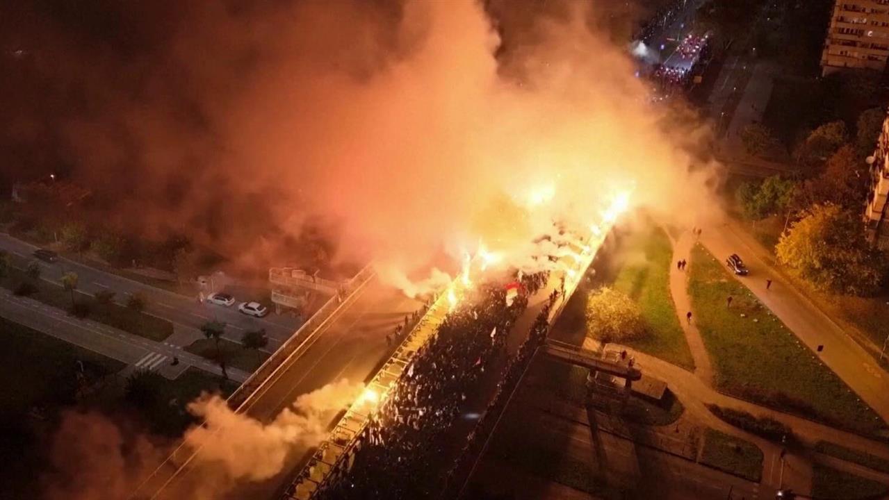 Массовые акции протеста ночью начались в сербском Нови-Саде