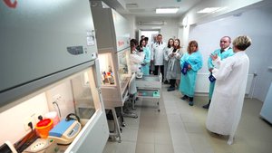 «Партийный десант» посетил современную ПЦР-лабораторию в Лангепасе