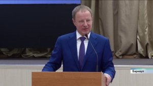 Виктор Томенко вручил медаль «За заслуги в труде» водителю барнаульского автобуса № 53