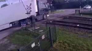 В Нидерландах поезд разнес фуру с грушами. Пострадавших нет, погибли только груши.