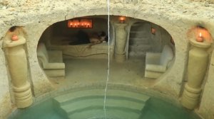 Выкопали себе дом с бассейном под землёй.