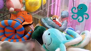 Достаем много больших игрушек из автомата Хватайка.