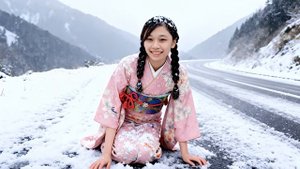 Девушка в японском кимоно