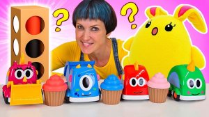 Машинки мчатся за сюрпризами! Маша Капуки делает светофор для машинок, чтобы они не сталкивались