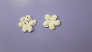 Маленький Цветочек из пышных столбиков . Вязание крючком .