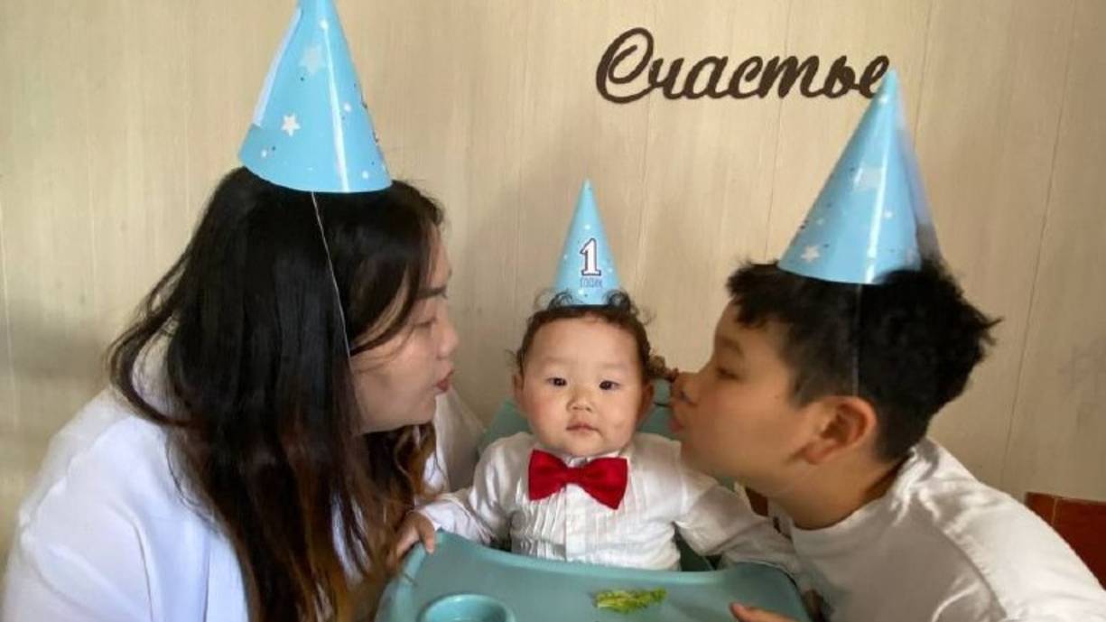 День рождение Санжика . 1 год смотреть онлайн