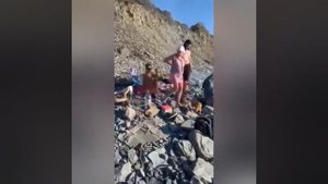 На пляже в Анапе произошёл неприятный инцидент. Женщина, находившаяся на пляже без одежды, начала бр