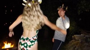 С девушками у костра 😁