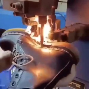 Сапожник за работой.