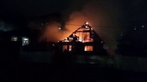 Полностью сгорел дом в Златоусте: причина пожара выясняется