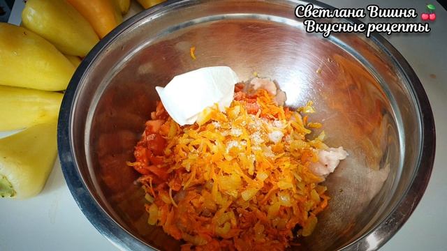 Праздник красок и ароматов: Перец фаршированный курицей и овощами под сырной корочкой.