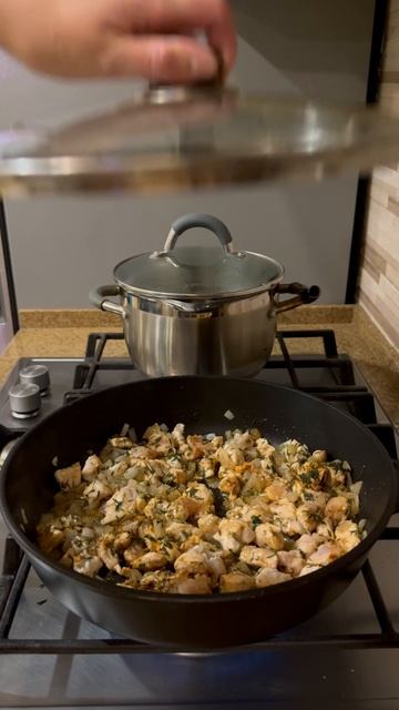 Паста  с курицей и грибами в сливках