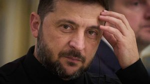 Politico: оппозиция хочет обвинить Зеленского в подрыве безопасности Украины