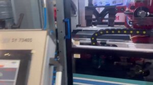 Показ термоформовочной машины для производства и упаковки стаканчиков