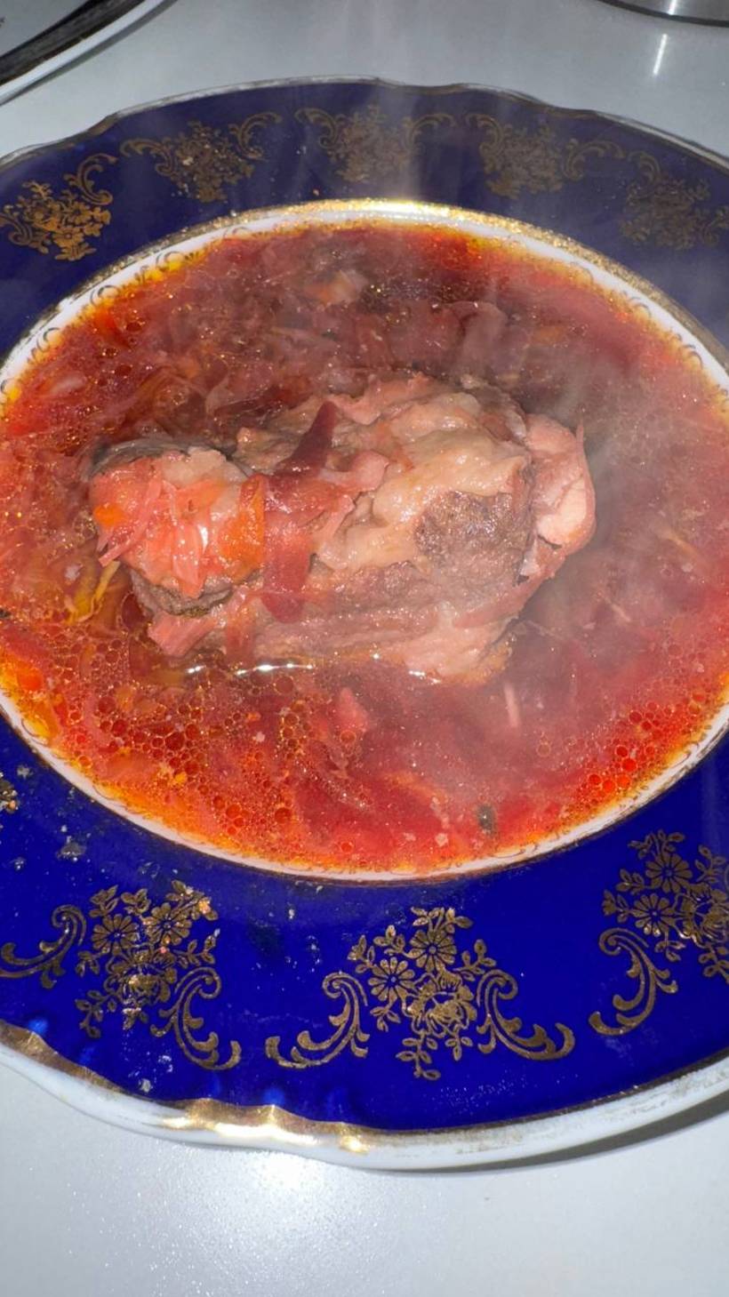 Борщ на говяжьих косточках.