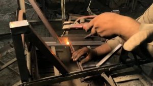 Как изготавливают тачки из пластиковых бочек.