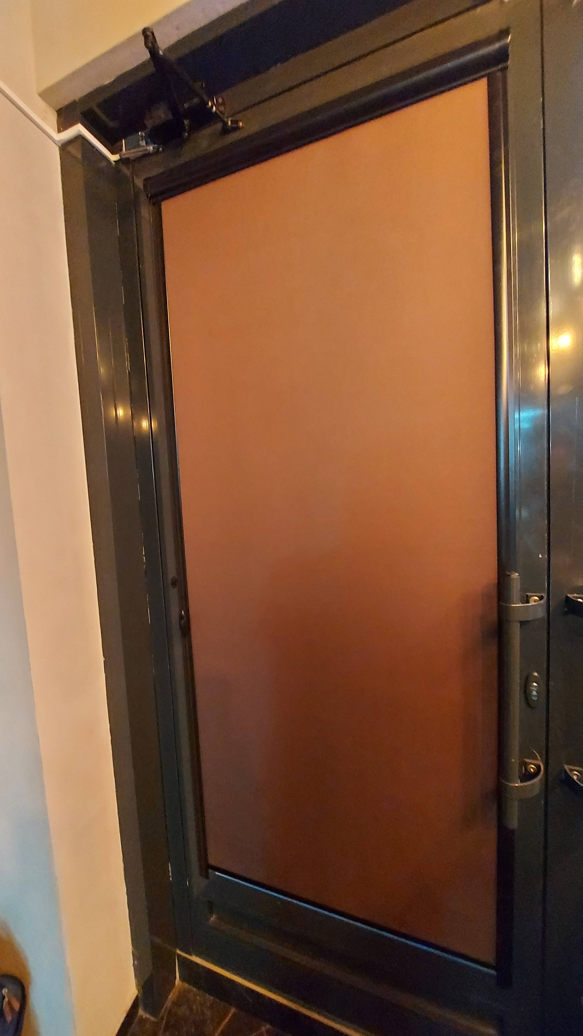 Кассетная рулонные штора с направляющими УНИ 1. С плоскими направляющими. Монтаж на входную дверь.