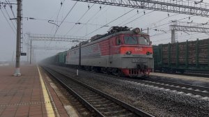 «На туманной станции!» Электровоз ВЛ10У-587 с грузовым поездом на ст.Тихвин, октябрь 2025 года