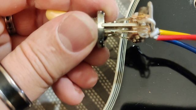 Ремонт хитро спрятанного тумблера в китайской реплике Gibson Les Paul Supreme смотреть онлайн