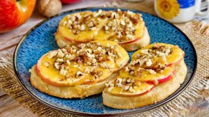 Практически десерт. ГОРЯЧИЕ БУТЕРБРОДЫ С ЯБЛОКАМИ, СЫРОМ И ОРЕХАМИ
