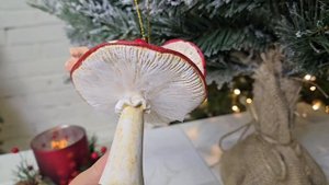 Ёлочная игрушка ЭЛЬФИК, СПЯЩИЙ НА МУХОМОРЧИКЕ полистоун, 14 см, B88355