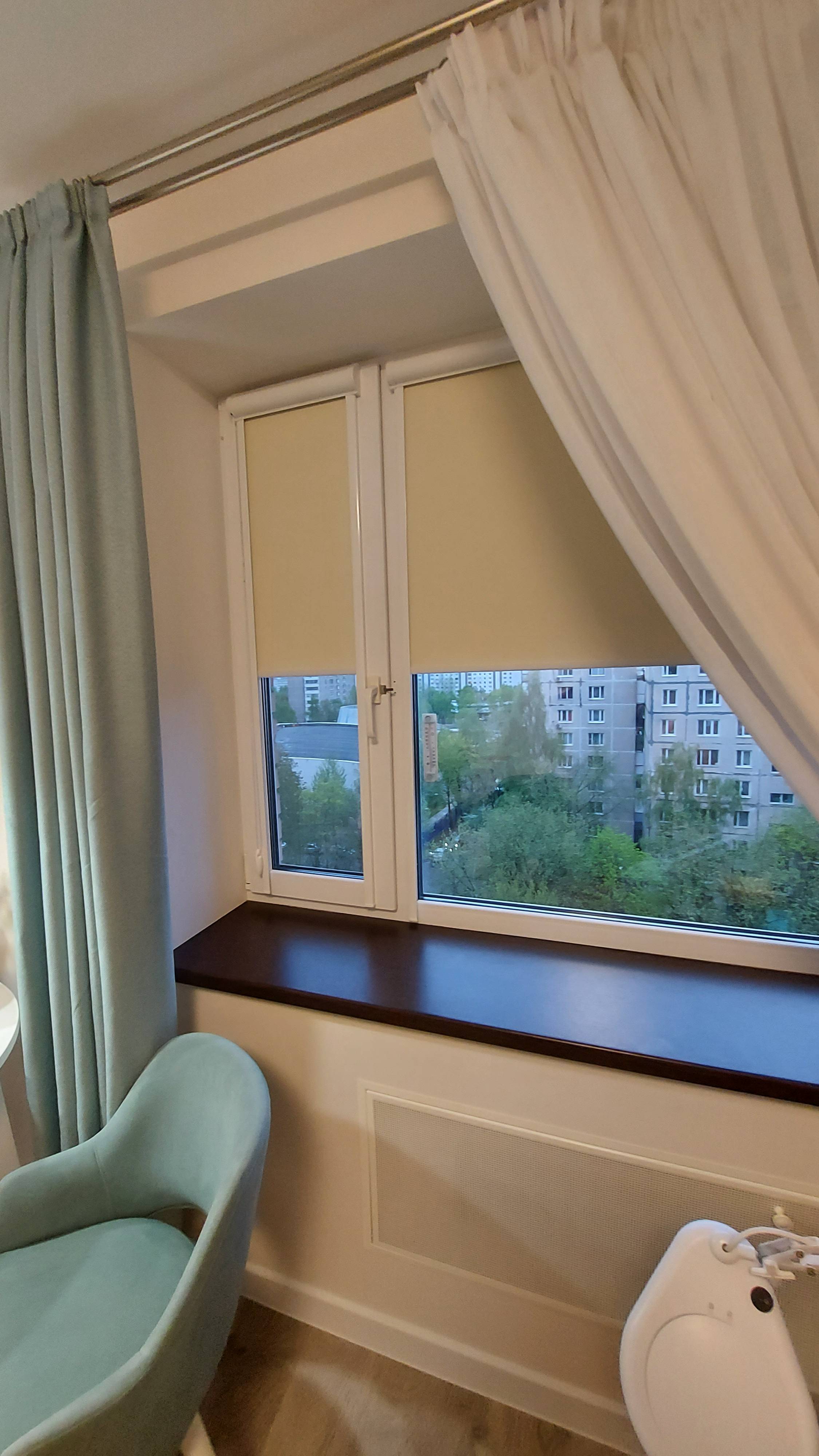 Кассетные рулонные шторы УНИ 2. Ткань Респект блэкаут кремовый.