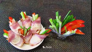 Рулетики с беконом. Две начинки, две отличных закуски.