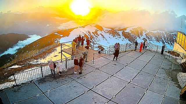 1 ноября 2025. Сочи Горный курорт Роза Хутор. 2320м. Роза Пик, вид в сторону Чёрного моря.