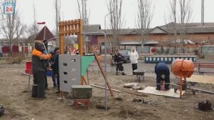 Игровой комплекс для самых маленьких жителей Нижней Согры монтируют в абаканском сквере "Заречье"