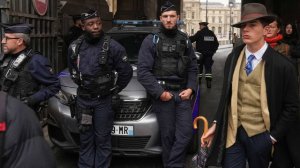 Таинственный детектив в шляпе у Лувра оказался 15-летним подростком