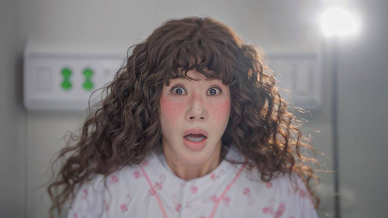 Проведя в коме 20 лет, прекрасная женщина-идол очнулась в теле 60-летней женщины.