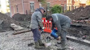 Санкт-Петербург устраняет порыв теплосети у здания Русского драматического театра в Мариуполе