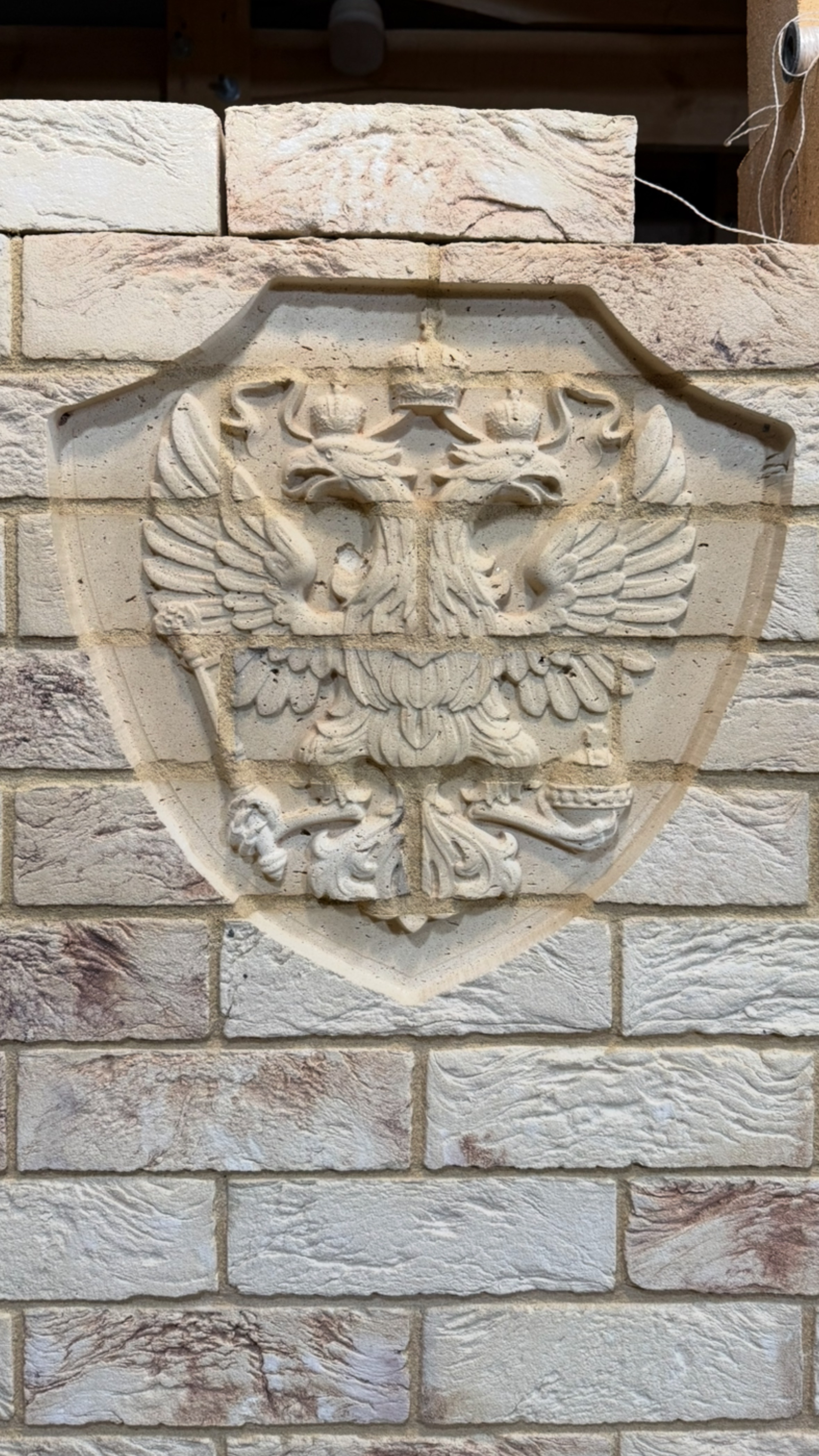 Резное панно на кирпичной стене смотреть онлайн