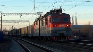 ВЛ80с-333 с грузовым поездом