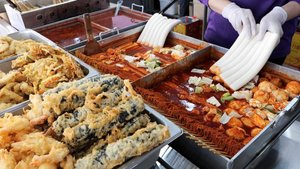 Гигантские токпокки и популярная жареная еда Гарэтток Ттокпокки и домашняя жареная еда