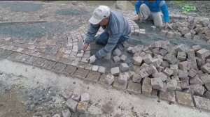 Укладка дорожки  сегментные арки  профессиональное мощение порфировой брусчаткиподробное описание